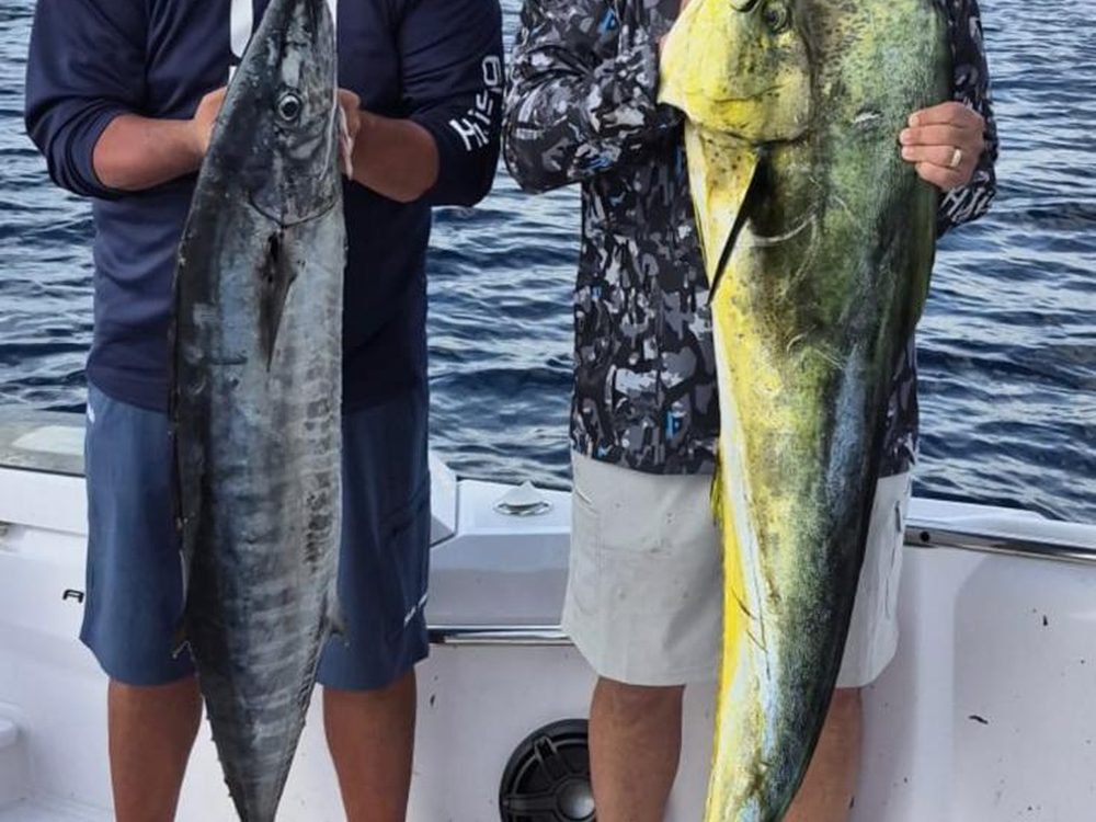 Crew met een wahoo en een mahi-mahi aan boord voor Bonaire