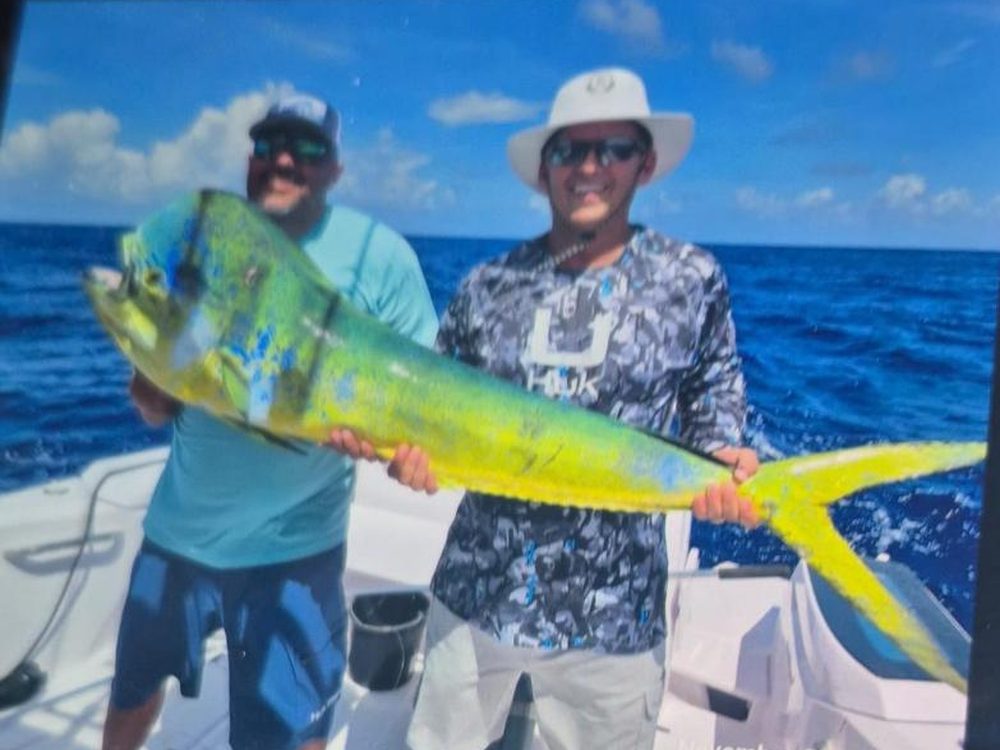 Vissers met een grote mahi-mahi gevangen offshore voor Bonaire