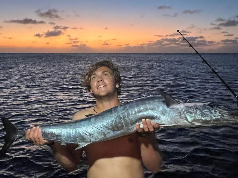 Zonsondergang-vangst van een wahoo aan boord van de charter voor Bonaire