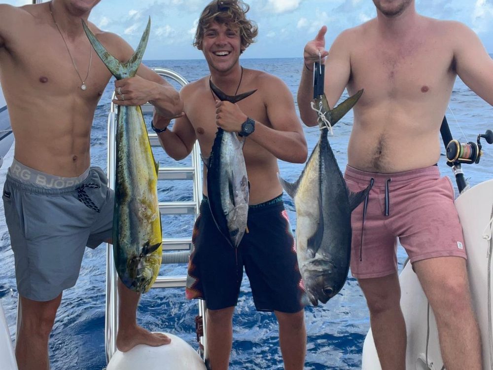 Drie vissers met mahi-mahi en tonijn aan boord voor Bonaire