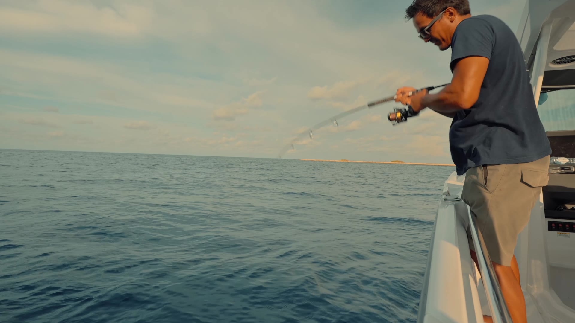 De Axopar 29 CCX offshore op het diepblauwe water voor Bonaire